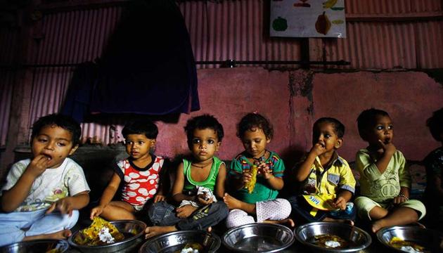 Malnourished children eat a meal at the Apanalaya centre, an organisation working for the betterment of slum children, Mumbai.(AP)