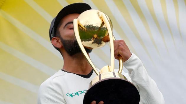 India's captain Virat Kohli kisses the Border-Gavaskar Trophy after winning the Test series between India and Australia at the Sydney Cricket Ground on January 7, 2019(AFP)