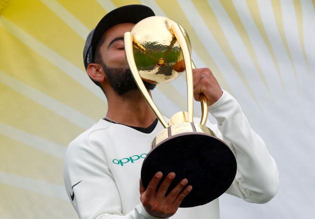 India's captain Virat Kohli kisses the Border-Gavaskar Trophy after winning the Test series between India and Australia at the Sydney Cricket Ground on January 7, 2019. (Photo by DAVID GRAY / AFP) / -- IMAGE RESTRICTED TO EDITORIAL USE - STRICTLY NO COMMERCIAL USE -- (AFP)