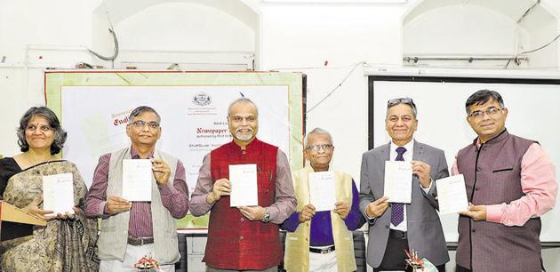 (From left) Ujjwala Barve, HOD department of communication and journalism, SPPU; Abhay Vaidya, resident editor, Hindustan Times; Bhushan Patwardhan, UGC vice-chairman; Kiran Thakur, author, Newspaper English; Virendra Sharma, registrar Flame University; and Vishal Soni, CEO, Vishwakarma publications, at the book launch at Rande Institute on Sunday.(Rahul Raut/HT PHOTO)