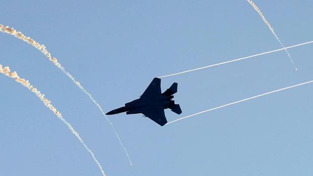 An Israeli F-15 I fighter jet launches anti-missile flares at it performs during a graduation ceremony of Israeli air force pilots at the Hatzerim Air Force base in Israel's Negev desert on December 26. (AFP File Photo)