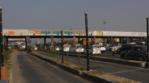 A view of Kherki Daula toll plaza, in Gurugram. Residents of the Dwarka Expressway claim that despite promises, the government has failed to shift the Kherki Daula toll plaza and start work on all the four packages of the Dwarka Expressway. (Yogendra Kumar/HT File) A view of Kherki Daula toll plaza, in Gurugram. Residents of the Dwarka Expressway claim that despite promises, the government has failed to shift the Kherki Daula toll plaza and start work on all the four packages of the Dwarka Expressway. (Yogendra Kumar/HT File)