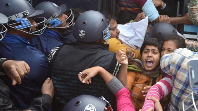 Trade Union activists protesting while courting arrest during two day long Bharat Bandh called by Trade Unions, at Hazra in Kolkata on Tuesday 8th January 2019.(ARIJIT SEN / Hindustan Times)