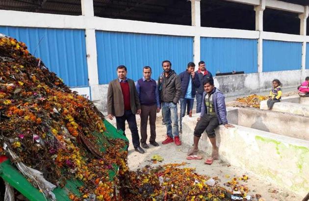 CSIR-CIMAP experts inspecting the composting site at Kanha Upvan (HT Photo) CSIR-CIMAP experts inspecting the composting site at Kanha Upvan (HT Photo)