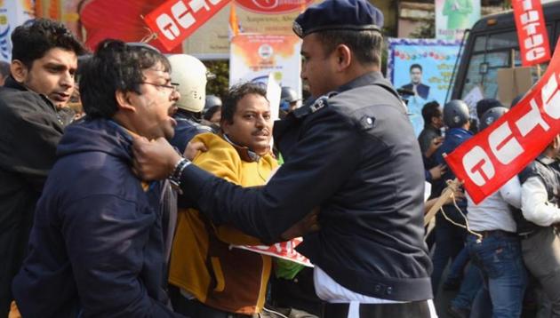 Police resorted to baton charge in Srirampore in Hooghly district as they tried to remove roadblocks. Scuffles also broke out in Barasat and Belgharia in North 24 Parganas district. Protesters vandalised a bus at Garia in the southern fringes of Kolkata.(Arijit Sen/HT Photo)