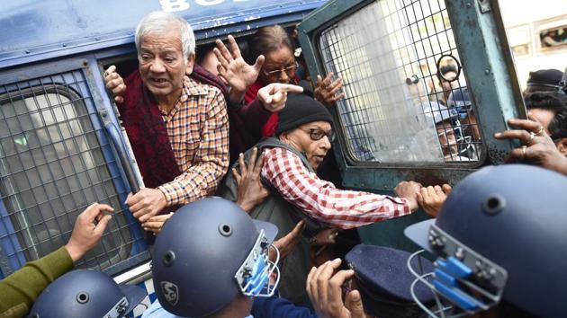 Trade union activists shout slogans while courting arrest at Hazra, in Kolkata. Protesters blocked roads and stopped trains in many parts of the country on Tuesday as ten central trade unions called a two-day strike to protest the government’s “anti-worker policies”, rising unemployment and other grievances. Violence was reported from West Bengal, Odisha and Kerala as agitators clashed with police while enforcing the shutdown through road and railway blockades. (Arijit Sen / HT Photo) Trade union activists shout slogans while courting arrest at Hazra, in Kolkata. Protesters blocked roads and stopped trains in many parts of the country on Tuesday as ten central trade unions called a two-day strike to protest the government’s “anti-worker policies”, rising unemployment and other grievances. Violence was reported from West Bengal, Odisha and Kerala as agitators clashed with police while enforcing the shutdown through road and railway blockades. (Arijit Sen / HT Photo)