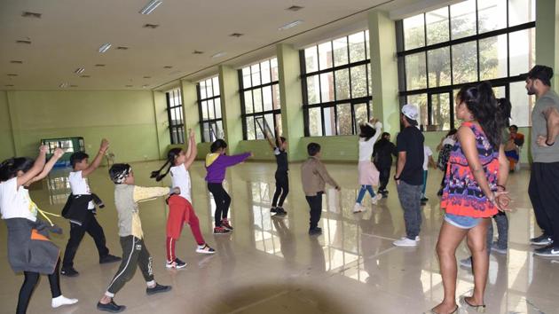 Children at dance rehearsals for the opening ceremony of the Khelo India youth games at Shiv Chhatrapati sports complex, Balewadi. (HT PHOTO) 