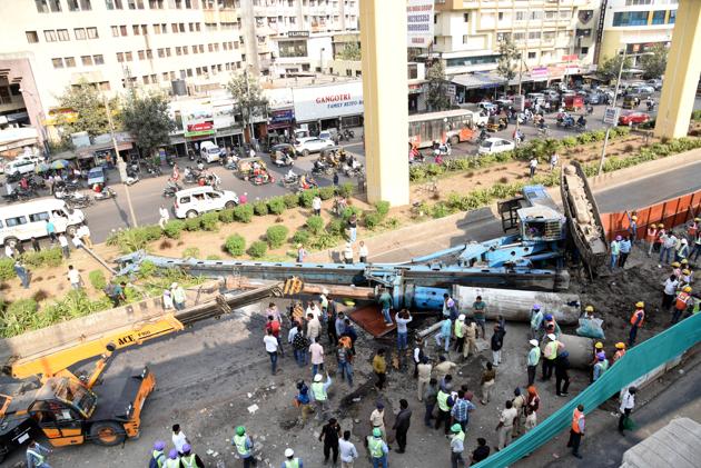 A crane collapsed while the metro work was in progress at Nashik Phata. This accident happened around 2.30 pm. Maha- metro claimed no casualty reported. (HT PHOTO) A crane collapsed while the metro work was in progress at Nashik Phata. This accident happened around 2.30 pm. Maha- metro claimed no casualty reported. (HT PHOTO)