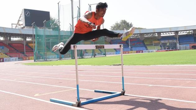 Khelo India Youth Games, Maharashtra 2019 will see 12,500 participants, both teams and individuals, from 29 states and seven union territories. Tejas Shirshe of Maharashtra during a practice session at Shree Shiv Chhatrapati Sports Complex. Tejas who is from Aurangabad will take part in under-17 event of 110 metres hurdles race. (HT PHOTO) 