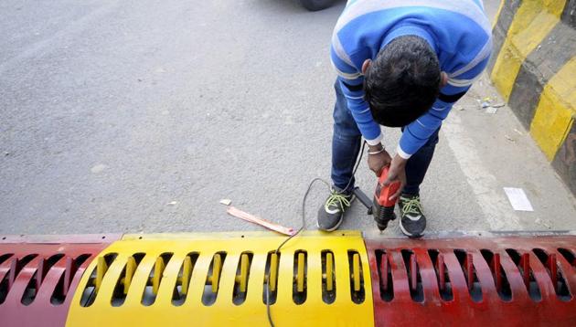 Tyre killers have been installed near sector 76 / 77 intersection in Noida to check wrong side driving.(Sunil Ghosh / HT Photo)