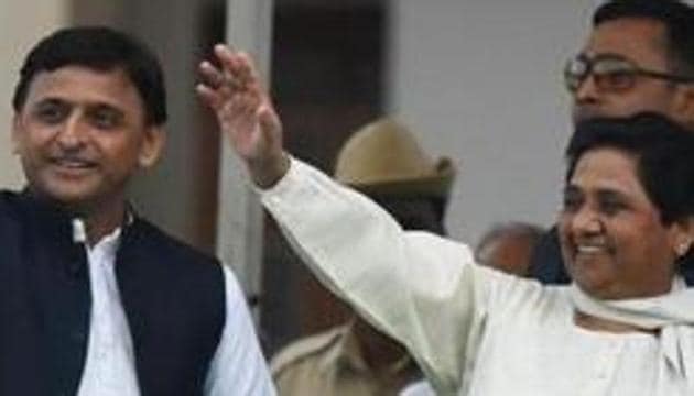 Samajwadi Party leader Akhilesh Yadav along with Bahujan Samaj Party chief Mayawati during the swearing-in ceremony of HD Kumarswamy as the 24th chief minister of Karnataka. By tentatively allying together in the bypolls of 2017, the SP-BSP smelled blood and recognised the potential of their partnership.(Arijit Sen/HT Photo)