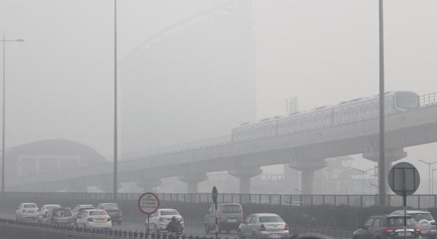 Until about January 1, Gurugram saw extreme, below-normal temperatures. The city reeled under a cold wave in the last week of December as the mercury stayed four or five degrees below normal.(Yogendra Kumar/HT PHOTO)