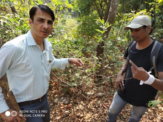 Forest officials inspect the wire trap snares that were used to capture the animals at Film City in Goregaon (HT Photo) Forest officials inspect the wire trap snares that were used to capture the animals at Film City in Goregaon (HT Photo)