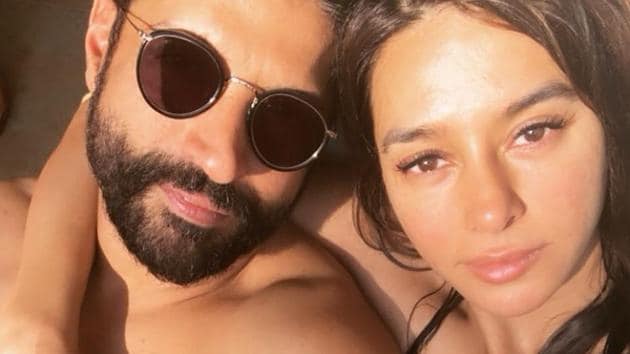 Farhan Akhtar and Shibani Dandekar regularly share loved-up pictures with each other.(Instagram)