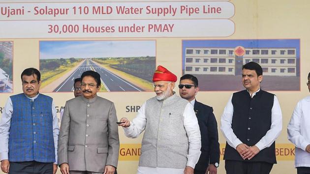 Prime Minister Narendra Modi inaugurating the Solapur-Tuljapur-Osmanabad section of New NH-52, in Solapur on Wednesday.(PTI)