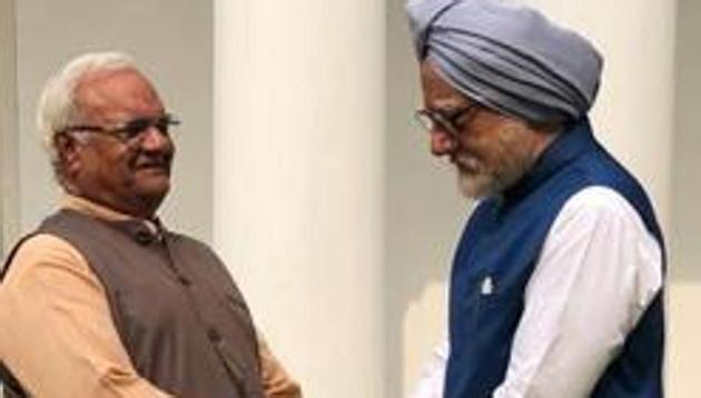 Ram Avatar Bhardawaj and Anupam Kher in a still from the movie ‘The Accidental Prime Minister’.(Screengrab)