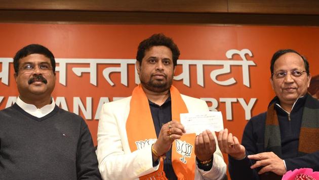 Former Trinamool Congress MP Saumitra Khan (C) is welcomed by BJP leader Dharmendra Pradhan (L) and BJP National General Secretary Arun Singh (R) as he joins the BJP, at BJP headquarters, in New Delhi, India, on Wednesday, January 9, 2019.(Arvind Yadav/HT PHOTO)