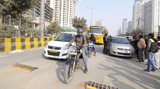 A view of broken tyre killers at the sectors 76/77 intersection, in Noida, on Tuesday, January 8, 2019.(Sunil Ghosh / HT Photo) A view of broken tyre killers at the sectors 76/77 intersection, in Noida, on Tuesday, January 8, 2019.(Sunil Ghosh / HT Photo)