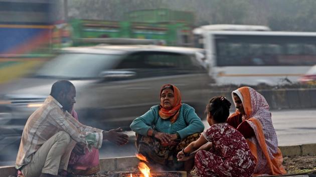People seen warming around a small bonfire on a cold morning in Goregaon on Friday. (Satyabrata Tripathy/HT Photo) People seen warming around a small bonfire on a cold morning in Goregaon on Friday. (Satyabrata Tripathy/HT Photo)