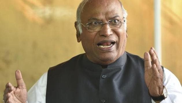 Congress leader in Lok Sabha Mallikarjun Kharge on Thursday gave a dissent note during a meeting of the high-profile panel chaired by Prime Minister Narendra Modi against its decision to shunt out CBI Director Alok Verma, two days after he was reinstated by the Supreme Court.(PTI)