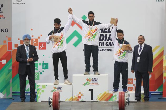 (From left) Under-17_40 kg - Arati Tatghunti (Maharashtra); Soumya Dalvi (Maharashtra); Sandiya Gungli (Arunachal Pradesh). Maharashtra dominated the first day of the weightlifting competitions at the Khelo India Youth Games 2019, winning three of the four gold medals on offer at the Shiv Chhatrapati Sports Complex here on Wednesday. (HT PHOTO) 