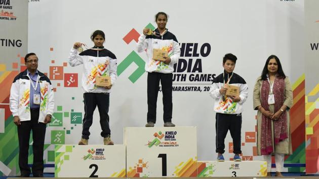 In the men’s U-17 55kg category Maharashtra’s Abhishek Mahajan dominated proceedings to claim the gold, followed by Subhash Lahre (Chattisgarh) and Golom Tinku (Arunachal Pradesh). (HT PHOTO) 