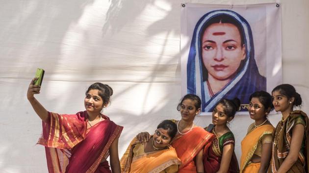 Students of Shivaji School, Ghatkopar, dress up like Savitribai Phule on the occasion of her birth anniversary, Mumbai, January 3, 2019(Satish Bate/HT Photo)