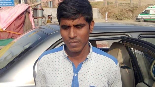 Bangladeshi national Mohammad Gaini Mian in police custody. He has reportedly confessed to visiting India three times in last 10 years to sell his kidney. (HT Photo) Bangladeshi national Mohammad Gaini Mian in police custody. He has reportedly confessed to visiting India three times in last 10 years to sell his kidney. (HT Photo)