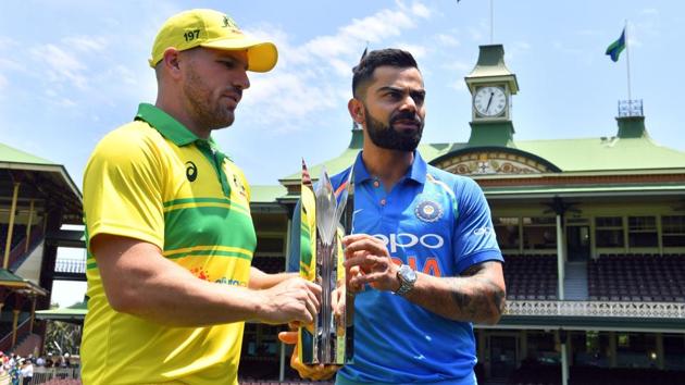 India's cricket team captain Virat Kohli (R) and his Australian counterpart Aaron Finch pose with the One Day International (ODI) series trophy at the Sydney Cricket Ground in Sydney on January 11, 2019(AFP)