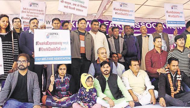 Five residents, including a woman, of sectors along the Dwarka Expressway started an indefinite hunger strike on Thursday, demanding its completion (Yogendra Kumar/HT PHOTO) Five residents, including a woman, of sectors along the Dwarka Expressway started an indefinite hunger strike on Thursday, demanding its completion (Yogendra Kumar/HT PHOTO)