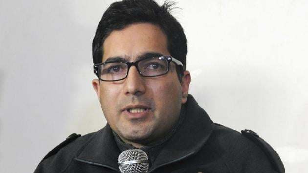 IAS officer Shah Faesal addresses a press conference after announcing his resignation in Srinagar on Friday.(PTI)