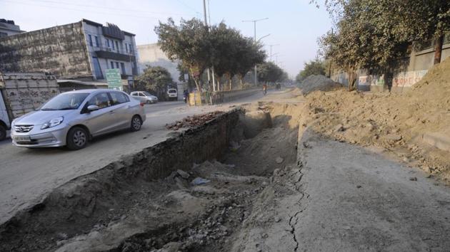 A road in Noida’s Sector 67 that has been dug up just 20 days after it was resurfaced. (Sunil Ghosh / HT Photo)