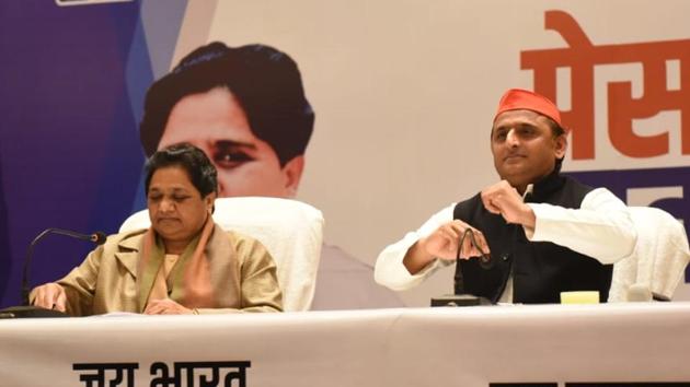 SP Chief Akhilesh Yadav and BSP chief Maayawati in a press conference announcing their alliance(HT Photo)