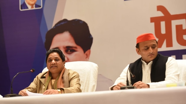 Bahujan Samajwadi Party (BSP) chief Mayawati and Samajwadi Party (SP) president Akhilesh Singh Yadav at a joint press conference in Lucknow on Saturday. ((Subhankar Chakraborty/HT photo)) Bahujan Samajwadi Party (BSP) chief Mayawati and Samajwadi Party (SP) president Akhilesh Singh Yadav at a joint press conference in Lucknow on Saturday. ((Subhankar Chakraborty/HT photo))