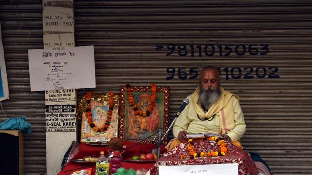 Pandit Lakshmi Narayan seen performing puja to stop sealing drive, at Amar Colony, in New Delhi, India, on Friday, January 11, 2019.(Amal KS/HT PHOTO)