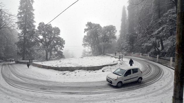 A car moves through a snow-covered road during fresh snowfall in Shimla, Himachal Pradesh. (Deepak Sansta / HT Photo) A car moves through a snow-covered road during fresh snowfall in Shimla, Himachal Pradesh. (Deepak Sansta / HT Photo)