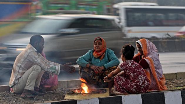 People sit around a bonfire to warm themselves during a cold winter morning at Goregaon in Mumbai, Maharashtra. (Satyabrata Tripathy / HT Photo) People sit around a bonfire to warm themselves during a cold winter morning at Goregaon in Mumbai, Maharashtra. (Satyabrata Tripathy / HT Photo)