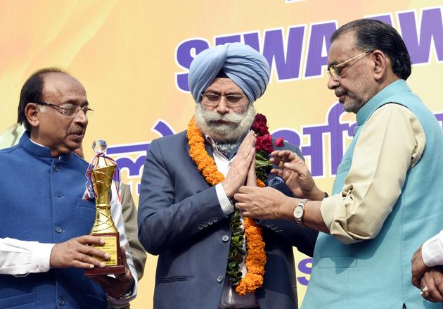 Union Ministers Radha Mohan Singh (right) and Vijay Goel felicitated senior lawyer and former Aam Aadmi Party (AAP) leader HS Phoolka in New Delhi on Sunday, January 13, 2019. (Arvind Yadav/HT Photo) Union Ministers Radha Mohan Singh (right) and Vijay Goel felicitated senior lawyer and former Aam Aadmi Party (AAP) leader HS Phoolka in New Delhi on Sunday, January 13, 2019. (Arvind Yadav/HT Photo)