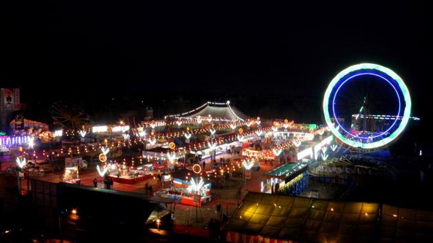 Visitors enjoy rides at the Meghi Mela on the eve of Makar Sankranti at Sri Muktsar Sahib, Punjab, India on Sunday.(Sanjeev Kumar/HT)