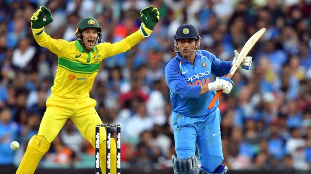 Australia's wicket-keeper Alex Carey (L) appeals for an LBW decison against India's batsman Mahendra Singh Dhoni.(AFP)