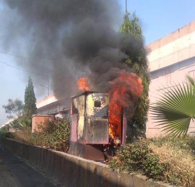 One person died in a major fire of DP box at Dange chowk, Thergaon in Pune on Sunday.(HT/PHOTO)