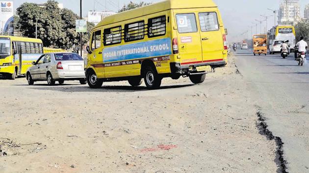 The road in a poor state near the Podar international School on the Katraj -Dehuroad bypass is causing inconvenience to students.(RAVINDRA JOSHI/HT PHOTO)