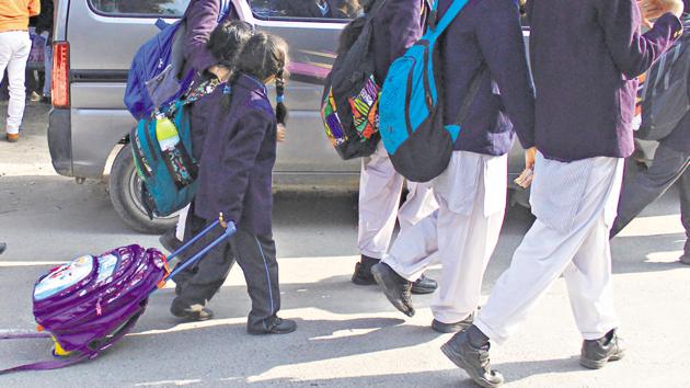 Most students are oblivious to the Haryana government guidelines regulating the weight of school bags set after the Union HRD ministry directed states to reduce homework for students and reduce the weight of their school bags.(Yogendra Kumar/HT Photo)