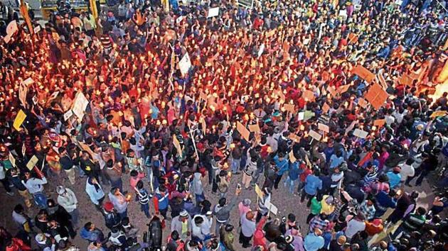 Protesters hold candle light march in Gaya (Hindustan Times file)