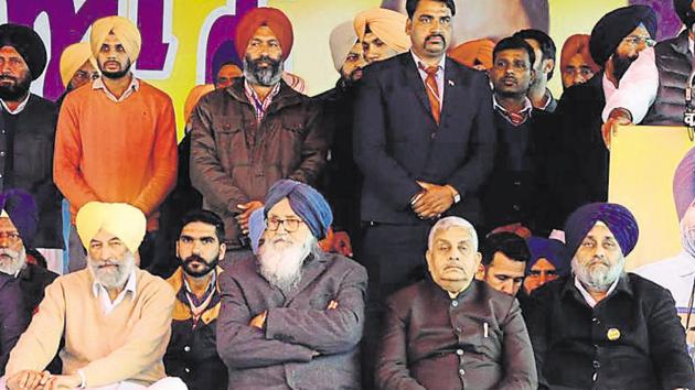 Former Punjab CM Prakash Singh Badal (in blue turban) and other leaders at a rally of the Shiromani Akali Dal on the occasion of Maghi Mela on Monday, January 14, 2019.(Sanjeev Kumar / HT Photo)