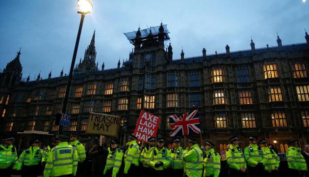 Brexit deal: Police officers stand outside the Houses of Parliament, ahead of a vote on Prime Minister Theresa May's Brexit deal, in London, Britain, January 15, 2019(REUTERS)