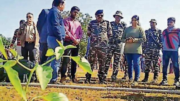 CRPF 197 battalion officers with farmers from villages in the Saranda forest region, West Singhbhum (Manoj Kumar/HT Photo) CRPF 197 battalion officers with farmers from villages in the Saranda forest region, West Singhbhum (Manoj Kumar/HT Photo)