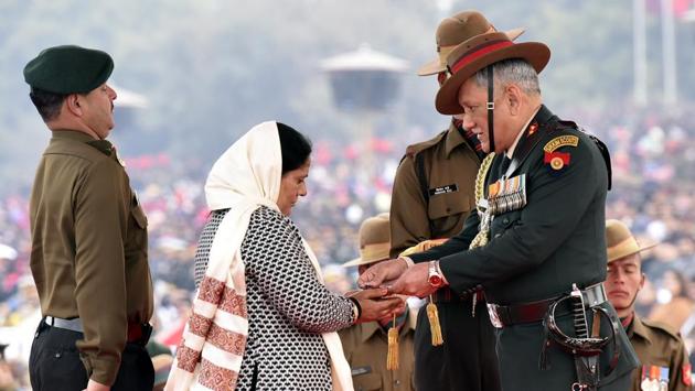 The wife of Subedar Shashi Kumar receives the Sena Medal from Army chief General Bipin Rawat. The medal was awarded to Kumar postumously. Army Day also honours the valour of the Army’s soldiers and awards medals and unit credentials. (Vipin Kumar / HT Photo) The wife of Subedar Shashi Kumar receives the Sena Medal from Army chief General Bipin Rawat. The medal was awarded to Kumar postumously. Army Day also honours the valour of the Army’s soldiers and awards medals and unit credentials. (Vipin Kumar / HT Photo)