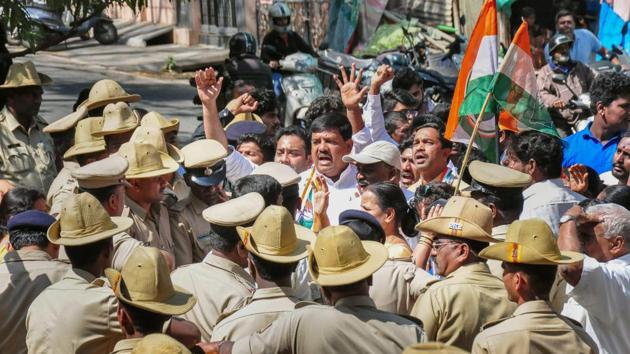 Congress workers protest in front of BJP MLA Ashwath Narayana's house for trying to ‘poach’ its MLAs in Bengaluru on Wednesday.(PTI Photo)