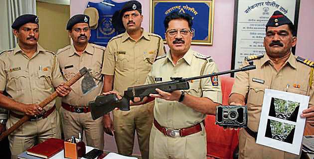 Thane cops display the weapons they recovered from Bhowar. (Praful Gangurde/HT) Thane cops display the weapons they recovered from Bhowar. (Praful Gangurde/HT)